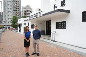 发展局建筑师（文物保育）陈逸宁（右）介绍联和市场 – 城乡生活馆的活化项目。