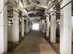 联和巿场于1951年落成，当时是新界最大规模的市场，亦是一幢三级历史建筑。