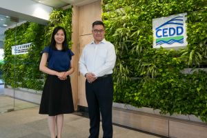 土力工程处高级土力工程师（公众资讯）徐立智（右）与土力工程处土力工程师（公众资讯）简家颖（左）介绍部门如何积极研发应用创新科技，增加处理山泥倾泻及应对灾后风险的能力和效率，更促进国际间深入交流各地岩土挑战与趋势，发挥香港内联外通角色。