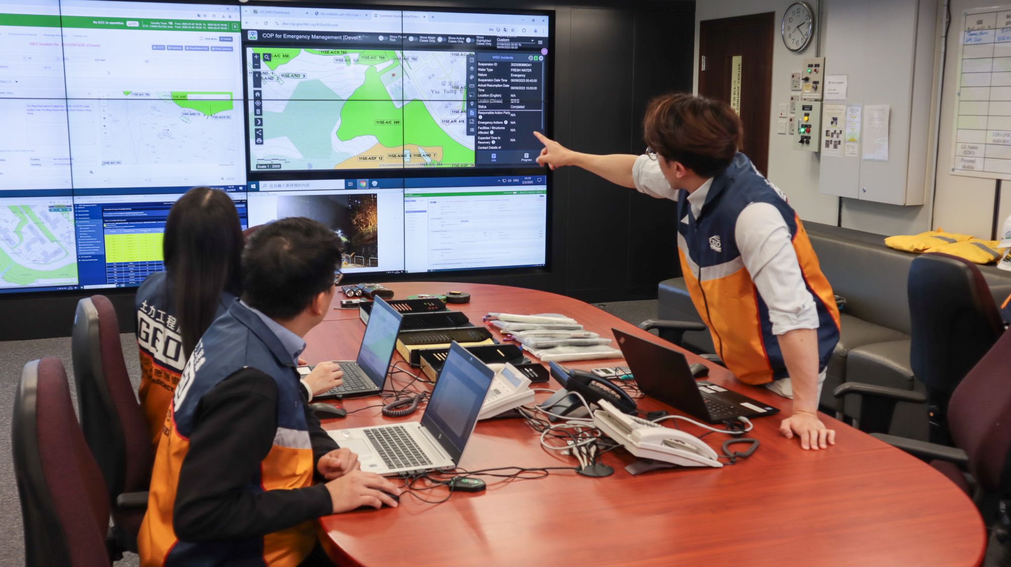 土力工程处设有全年24小时紧急服务，一旦发生山泥倾泻，可迅速为各政府部门提供应对各类山泥倾泻岩土工程方面的专业意见。