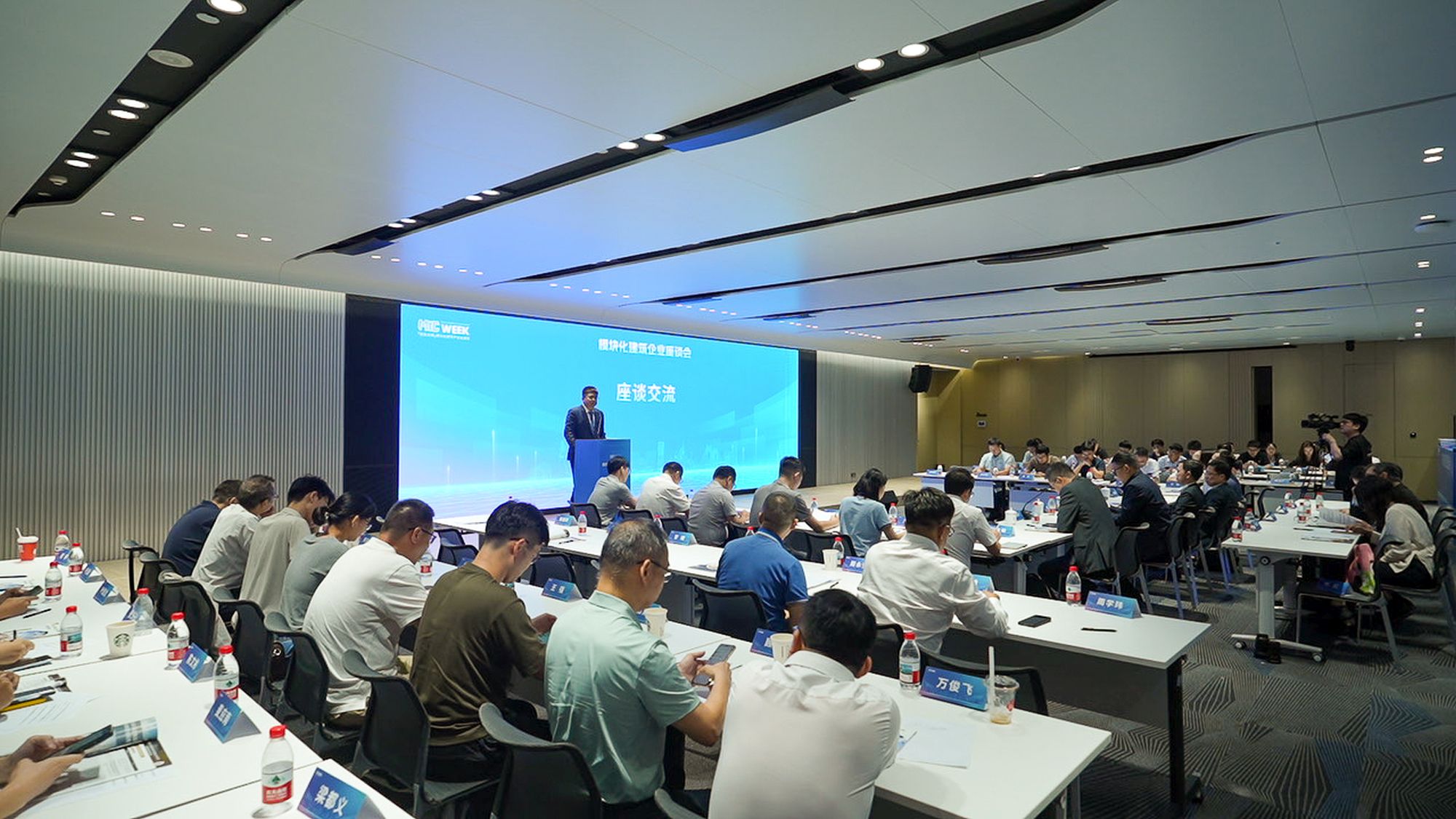 发展局与广东省住建厅、海关广东分署、广东省税务局在深圳举办模块化建筑企业座谈会，讲解《粤港「组装合成」模块化建筑跨境贸易指南》内容，业界反应踊跃。