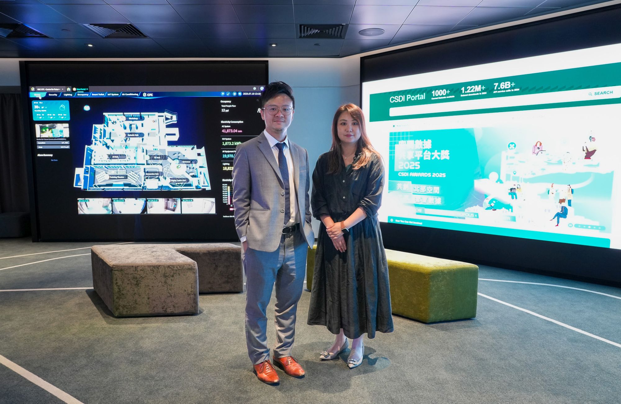 发展局助理秘书长（政策及发展）冯镇江（左）和香港建造学院助理院长（资历及质素控制）蔡盈慧介绍首套以建造业为主题的STEAM学与教材料，至今已有25间中小学试用，发展局及建造业议会将陆续为全港合共约1000间中小学提供材料，让学校可于2025/26学年使用。