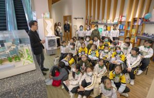 项目亦会邀请工程师、建筑师及测量师等专业人士走进课堂，与学生分享实际工程案例。图为建筑师向学生介绍基建设施。