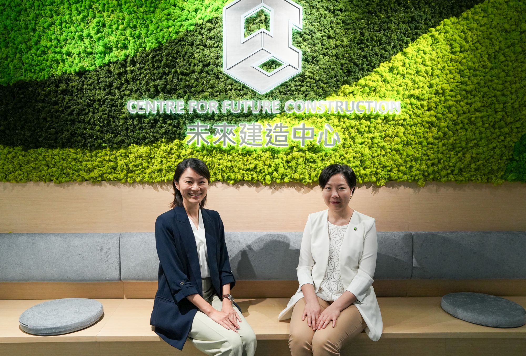 发展局助理秘书长（工务政策）何咏贤（左）和建造业议会高级经理（行业推广）黄敏思（右）介绍发展局与建造业议会、教育局、工务部门及业界机构在今年7月2日至4日，于「学与教博览2025」中举办「基建×教育」展览。