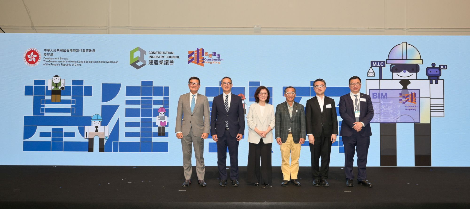 发展局局长宁汉豪（左三）、发展局常任秘书长（工务）刘俊杰（左二）、教育局副局长施俊辉（右二）、建造业议会主席何安诚教授（右三）、建造业议会执行总监郑定寕（左一）和香港教育城行政总监林峰博士（右一）在「基建 x 教育」展览暨「STEAM UP想建理」第一阶段成果启动礼合照。