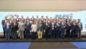 发展局局长甯汉豪（前排左五）与主礼嘉宾、立法会议员、工务部门首长及其他嘉宾等一同合照。