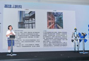 循道学校锺昊谦同学（左）与人工智能（AI）建筑师进行一场有关建筑设计的「AI比赛」。示范以首套建筑为题的教与学材料作蓝本设计的AI游戏。