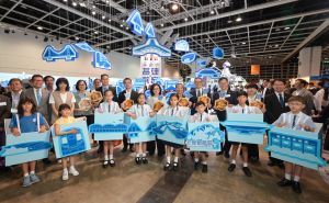 图示发展局局长甯汉豪（后排右六）、发展局常任秘书长（工务）刘俊杰（后排右四）、教育局副局长施俊辉（后排右七）、建造业议会主席何安诚教授（后排右五）和建造业议会执行总监郑定寕（后排左二）在香港首个立体基建地图前与其他嘉宾及学生合照。