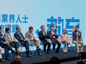 教育局副局长施俊辉（中）感谢业界倾力支持「STEAM UP想建理」项目，他表示材料配合了工程界的具体项目作例子，学校均反映「STEAM UP想建理」教与学材料对于教学很有帮助。