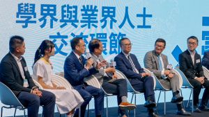 香港道教联合会圆玄学院第一中学校长简伟鸿（左三）形容材料「完整、专业、贴地」，认为整套材料备有许多教案协助教师备课、上课，甚至评估等。