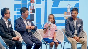 马鞍山循道卫理小学赖希蓝同学（右二）分享，透过项目学习到建造桥樑背后要精准掌握数字，启发她日后决心认真学习数学。