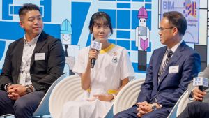 香港道教联合会圆玄学院第一中学刘佳怡同学（中）非常开心参与项目，她对于粉岭行车天桥转体施工并在一夜间完成接驳印象深刻，创新建筑方法令她大开眼界。