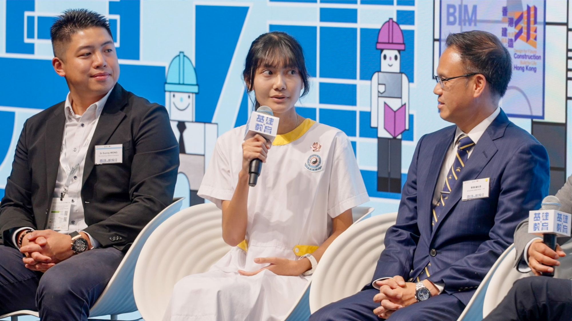 香港道教联合会圆玄学院第一中学刘佳怡同学（中）非常开心参与项目，她对于粉岭行车天桥转体施工并在一夜间完成接驳印象深刻，创新建筑方法令她大开眼界。