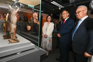 发展局局长甯汉豪（左二）、国家文物局副局长乔云飞（右一）和中央人民政府驻香港特别行政区联络办公室秘书长王松苗（右二）参观展览。