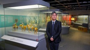 古物古迹办事处一级助理馆长（教育活动）吴国樑（上图）介绍重点展品 -- 辽宁省博物馆借出的珍贵文物：「宋人《明皇击球图卷》」及二级助理馆长（展览及宣传）胡文立（下图）介绍「缂丝李白《春夜宴桃李园序》立轴」，这两件文物珍品仅于首两个月展出（2025年6月28日至8月27日），文物返回辽宁省博物馆后需在文物仓库保养一至三年。