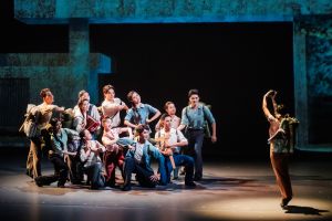 《青春印丰碑》以弘扬「时代楷模」精神为主题，通过舞台剧形式再现了上世纪六十年代内地大学生响应国家号召、投身东深供水工程建设并顺利完成任务的感人故事。