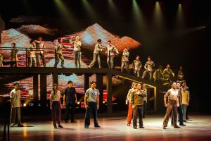 《青春印丰碑》以弘扬「时代楷模」精神为主题，通过舞台剧形式再现了上世纪六十年代内地大学生响应国家号召、投身东深供水工程建设并顺利完成任务的感人故事。