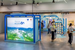 康乐及文化事务署辖下的弘扬中华文化办公室和水务署由八月二十三日至十二月十五日，在香港历史博物馆一楼大堂联合举办「一脉相连　饮水思源 — 东江水供港60周年」展览。