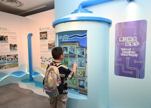 康乐及文化事务署辖下的弘扬中华文化办公室和水务署由八月二十三日至十二月十五日，在香港历史博物馆一楼大堂联合举办「一脉相连　饮水思源 — 东江水供港60周年」展览。