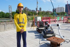 烧焊工人曾先生表示，以往未有采用烧焊机械人时，他们烧「桩头板」一般需要躺着以抬头「仰焊」，双手须长时间举高，同时亦担心被火花溅到。