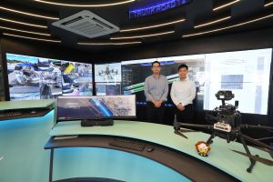 发展局助理秘书长（计划管理）罗梓馨（右）和土木工程拓展署工程师马浩斌（左）介绍土木工程拓展署在「T2主干路及茶果岭隧道」工程中应用的钻孔机械人和「智能隧道质量检测系统」。