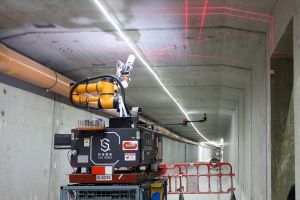 钻孔机械人利用激光扫描技术确定好位置，并于隧道内的墙身及天花准确地钻孔及装上系稳螺丝，同时会吸走过程中产生的粉尘，不仅提升工人职业安全健康水平，亦节省时间和人力成本。