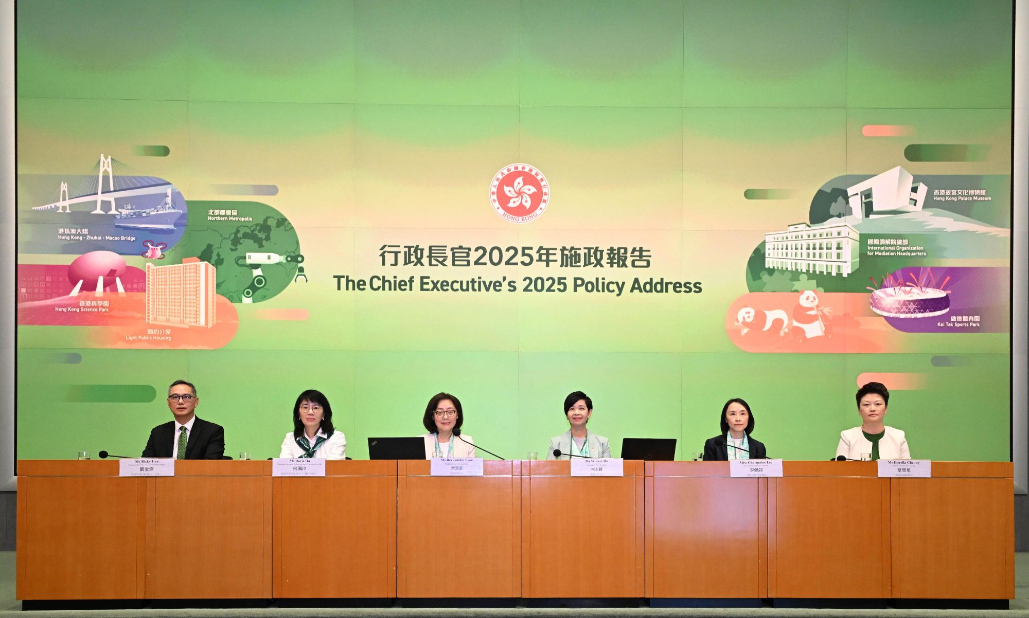 发展局局长宁汉豪（左三）、房屋局局长何永贤（右三）、发展局常任秘书长（工务）刘俊杰（左一）、发展局常任秘书长（规划及地政）何珮玲（左二）、房屋局常任秘书长李佩诗（右二）和房屋局副秘书长章景星（右一）九月十九日举行记者会，阐述《行政长官2025年施政报告》相关措施。
