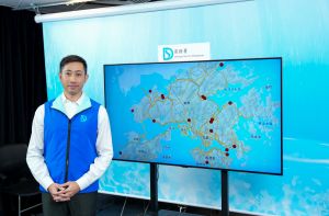 渠务署高级工程师黎康豪表示，面对极端天气越趋频繁，发展局积极推动工务部门更有效应对各种挑战，当中包括水浸风险，务求做到「超前准备、加强预警、果断应急、迅速复原」，为香港建构多层防洪保护网。