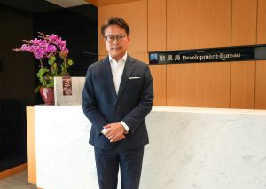 发展局副秘书长（工务）陈志豪表示，发展局在极端天气情况下会启动紧急应变系统，整合、统筹及灵活调配各工务部门承建商的资源，包括人员、机械及装备，倘若有部门在突如其来状况下资源不足，可透过发展局的中央统筹即时获得支援。