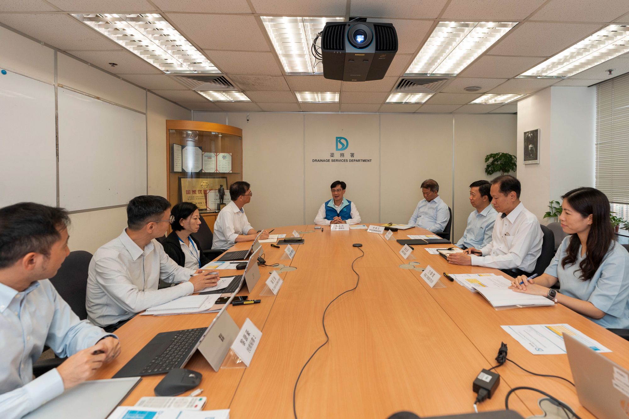 渠务署署长莫永昌（中）表示，每当恶劣天气（例如热带气旋）来临前，部门管理层均会召开紧急应变会议，制订应对策略。