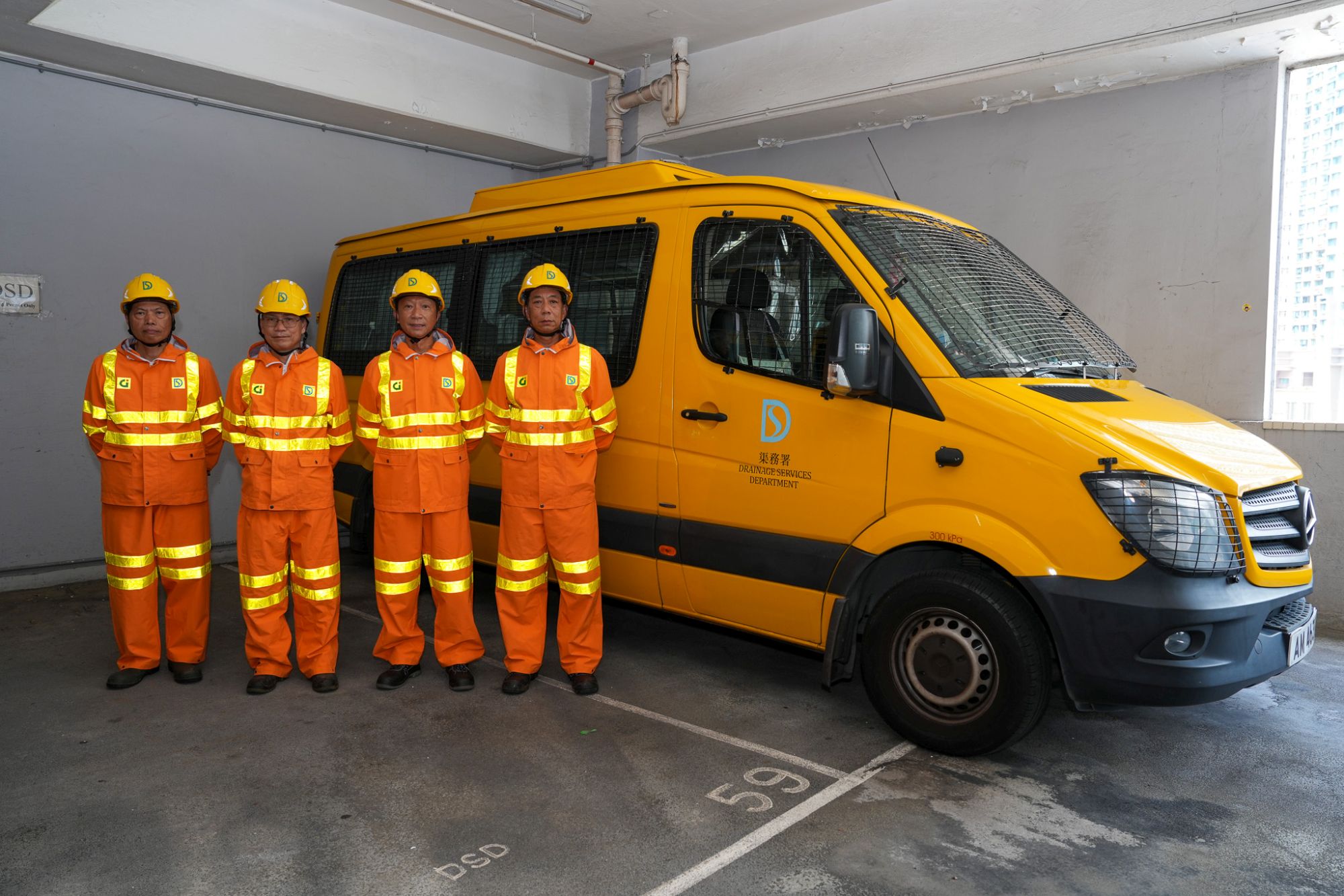 通渠工长赖义明（右一）介绍紧急应变队伍到达指定地点进行通渠的工序。