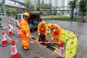 通渠工长赖义明解释，在通渠前须先做好准备工夫，包括打开渠盖前先放置气体监测器和告示牌，部分渠道有时出现较多淤泥，亦需要花较大气力才能完成。