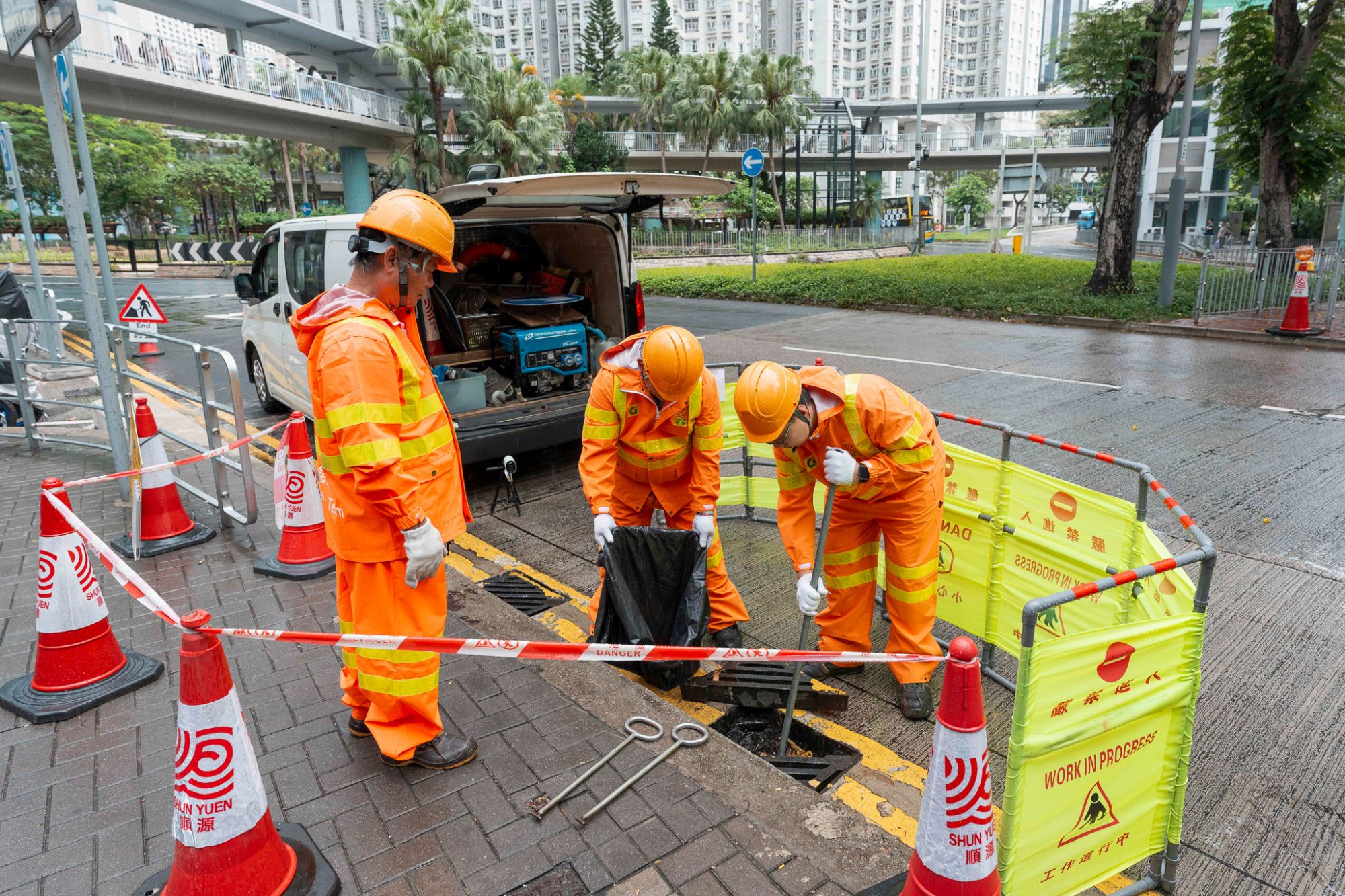 通渠工长赖义明解释，在通渠前须先做好准备工夫，包括打开渠盖前先放置气体监测器和告示牌，部分渠道有时出现较多淤泥，亦需要花较大气力才能完成。