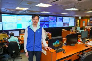 于渠务署紧急事故控制中心轮值的渠务署高级工程师林伟华表示，上月为应对超强台风「桦加沙」，紧急事故控制中心亦连续运作了超过70小时，大家上下一心，展示专业精神。