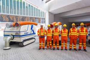 有份参与超强台风「桦加沙」救援紧急行动的龙吸水操控员郑伟文（左一）表示，风暴来临前队伍连同「龙吸水」已到达鲤鱼门候命。图示郑伟文与紧急队伍队员合照。