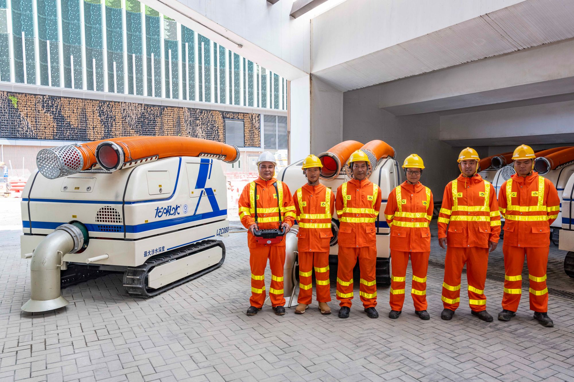 有份参与超强台风「桦加沙」救援紧急行动的龙吸水操控员郑伟文（左一）表示，风暴来临前队伍连同「龙吸水」已到达鲤鱼门候命。图示郑伟文与紧急队伍队员合照。