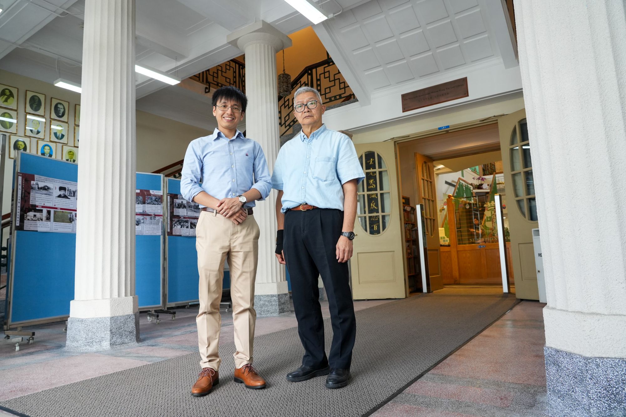 圣士提反书院学校历史推广及文物保育统筹老师陈国培（右）分享学校参与是次「古迹周游乐」活动，是希望透过开放校园，让公众认识该校和香港的历史。