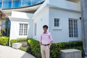 发展局工程师（文物保育）陈嘉礼介绍香港赛马会芝加哥大学校园。该校园由银禧炮台部分军事遗址及经活化的香港域多利道扣押中心（原为炮台附属建筑物）组成。