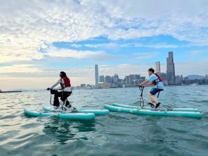 香港城市大学「寻城记」计划参加者周同学第一次参加中心举办的水上单车体验。他表示能在城市核心地带置身维港天际线下，于宽敞的静水环境中畅玩水上活动，对初学者来说是难得的体验。