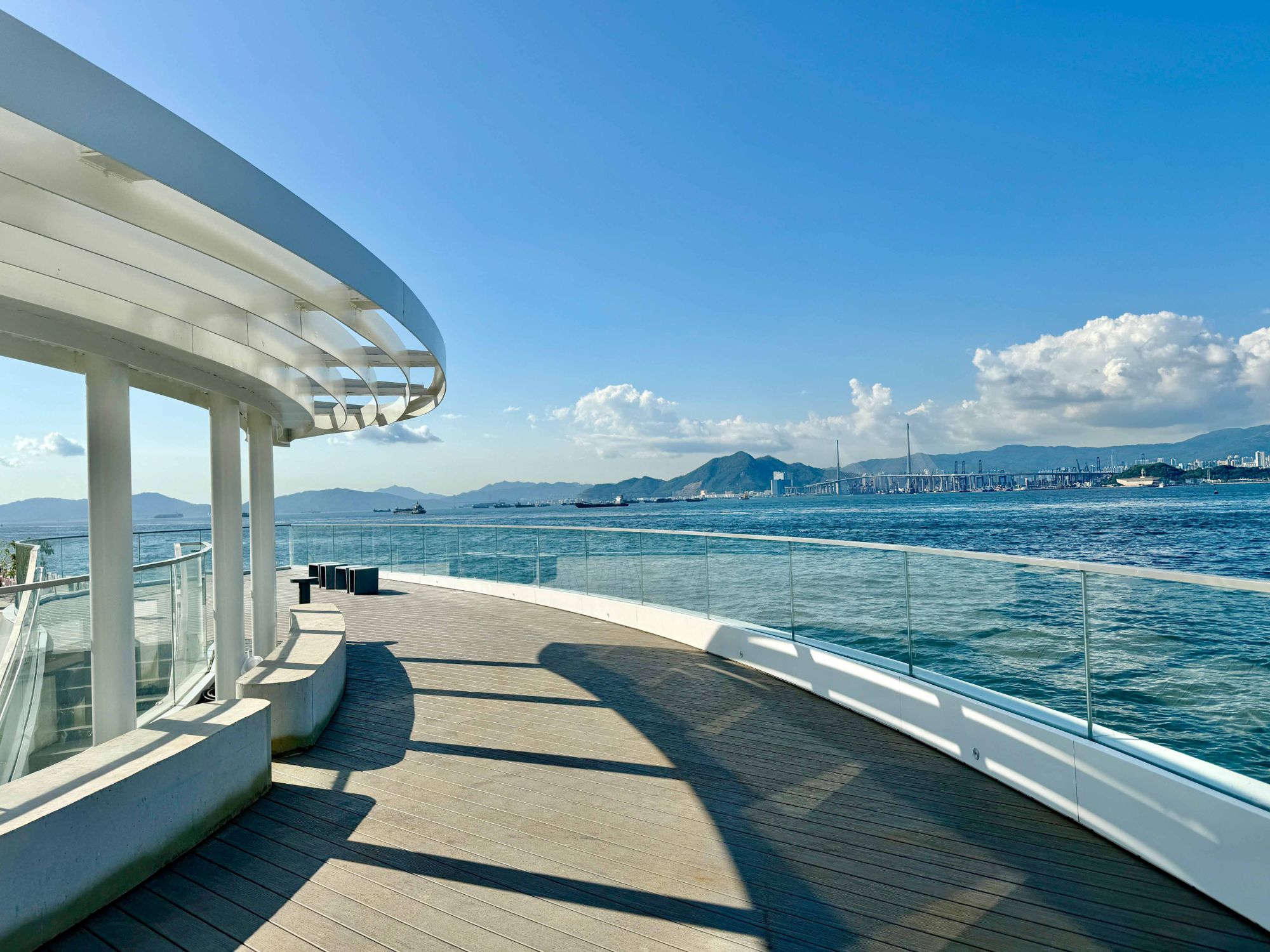 西营盘海滨公园充满多元活力，设有观景平台、共融游乐设施及宠物公园等，并贯通东西两端的海滨长廊。