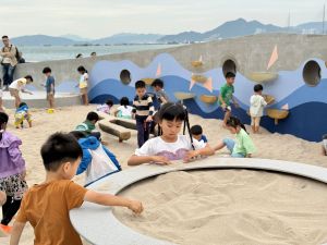 维港海滨首次出现的嬉水嬉沙区，突破传统游乐场的触感体验。