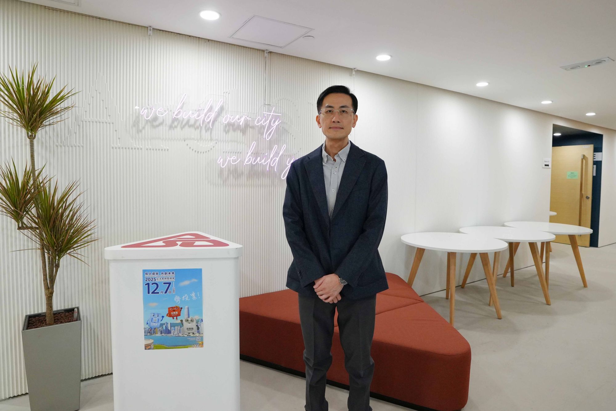 发展局助理秘书长（工务政策）郑嘉耀介绍，发展局聚焦两大发展方向深化「建筑信息模拟」（Building Information Modelling，BIM）的应用与创新，包括推动BIM软件多元化及积极构建国际openBIM标准的协作平台，以及持续支持技术创新及扩大应用层面，如结合人工智能（AI）等。