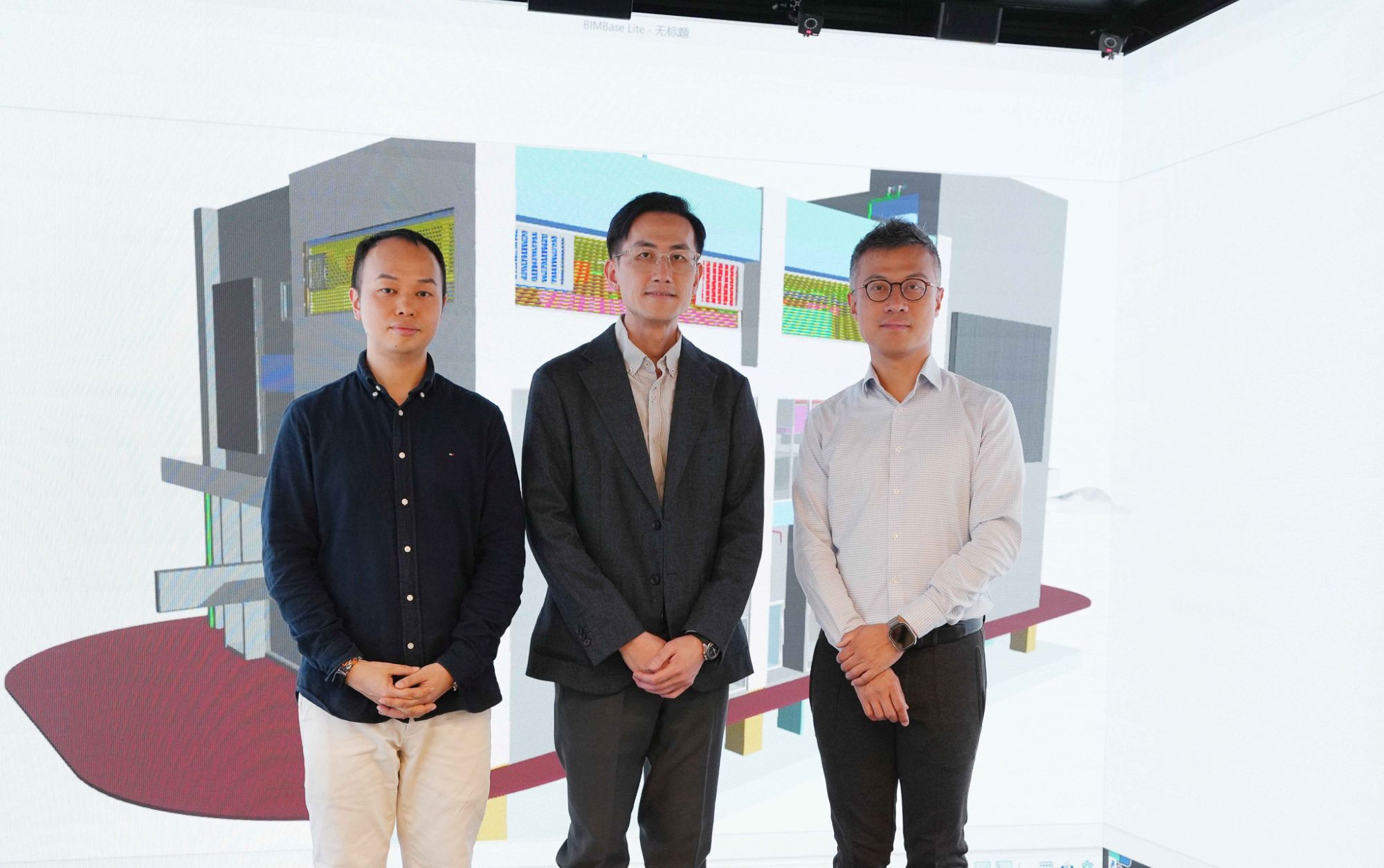 建筑署高级技术主任（建筑）蔡长发（左一）和建筑署建筑师侯森铭（右一）介绍建筑署应用各种BIM软件以满足建筑项目需求。