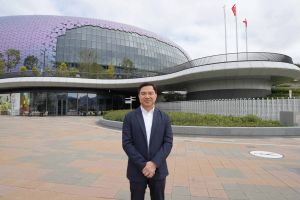 香港建造商会代表马德源表示，在启德体育园主场馆施工过程中，BIM和装配式设计（DfMA）技术成为装嵌大型预制组件「零误差」的关键。