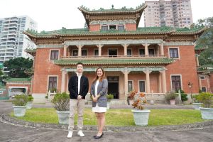 发展局助理秘书长（文物保育）吴的欣（右）和工程师（文物保育）洪嘉禧介绍第六期「活化历史建筑伙伴计划」之一的法定古迹 &mdash; 景贤里。