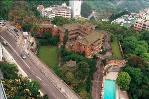 在古物谘询委员会的支持下，景贤里于2007年9月被列为暂定古迹。发展局随后与业主进行商讨，最终以景贤里旁边一幅土地与业主作交换（即非原址换地），景贤里则归由政府拥有，以作保育，并于2008年7月将之列为法定古迹。图为景贤里当年面貌。