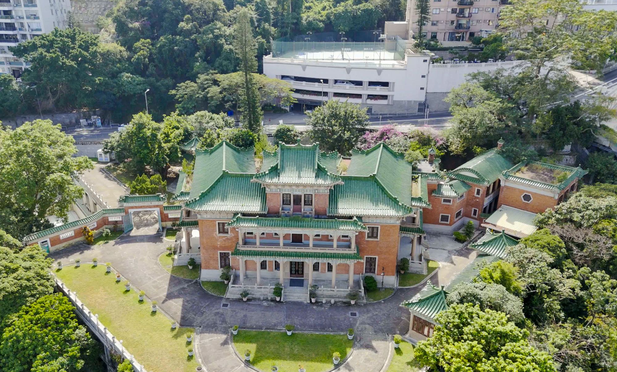 景贤里以西方建筑材料钢筋混凝土兴建，内外装饰则糅合中西特色，富丽堂皇，体现「中西结合、以中为主」的意念。大宅由主楼、副楼、车库、廊屋、凉亭和游泳池组成，是一个规模宏大的复合式建筑群。