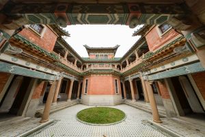 主楼采用岭南传统的三合院式布局，主屋加两侧翼，座北向南，南面建有照壁墙形成内院。建筑师并没有完全依照传统格局，两翼刻意微微张开，既能让内院空间更加开阔，使内部在夏天时引进南风，冬天时吸取阳光，达致冬暖夏凉之效。