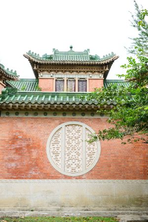 图示南面照壁墙。屋顶以中式琉璃瓦片铺砌，是传统的歇山式设计，在中国古建筑中属较高等级。