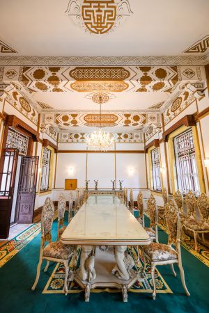 图示大宅内的西式饭厅。